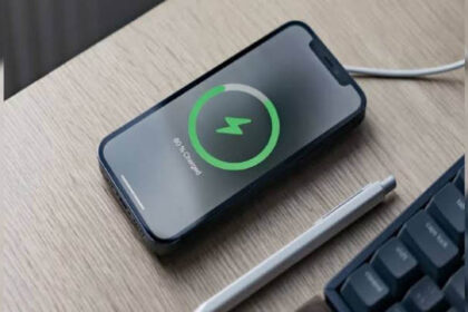 If the mobile battery drains quickly as soon as you leave the house, turn on this setting in your phone
